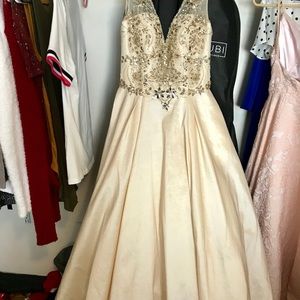 Very elegant prom dress size 6